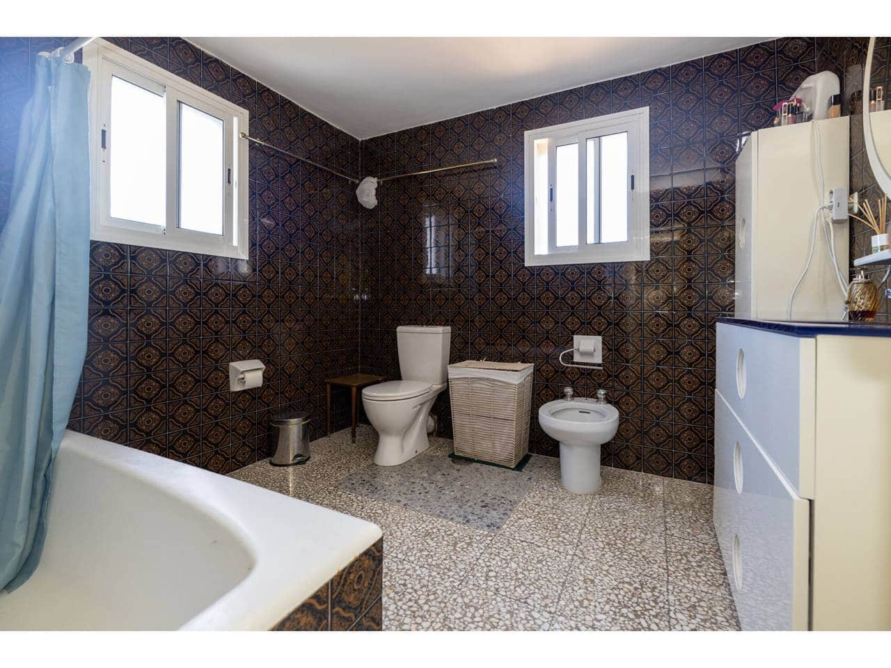 9 bedroom Villa for sale in Manilva with pool - € 1,250,000 (Ref: 9969117)
