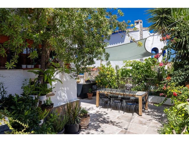 9 soverom Villa til salgs i Manilva med svømmebasseng - € 1 250 000 (Ref: 9969117)