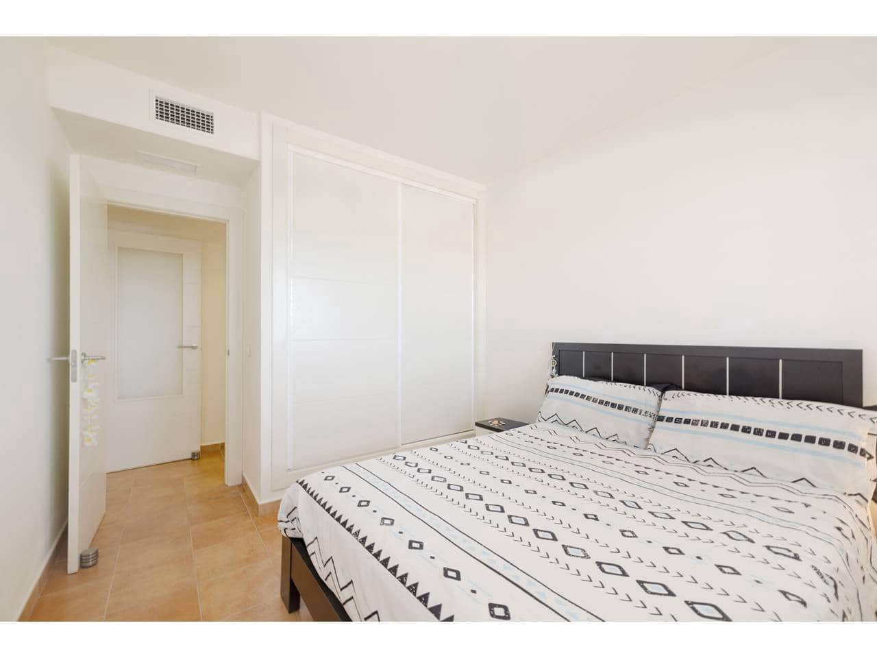 2 slaapkamer Appartement te koop in La Alcaidesa met zwembad garage - € 300.000 (Ref: 9978081)
