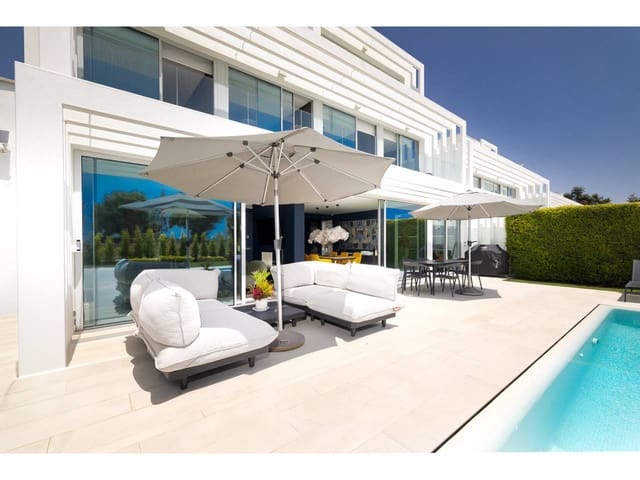 5 soverom Kjedet enebolig til salgs i Sotogrande, San Roque med svømmebasseng garasje - € 1 450 000 (Ref: 9996559)