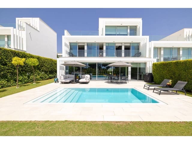 5 soverom Kjedet enebolig til salgs i Sotogrande, San Roque med svømmebasseng garasje - € 1 450 000 (Ref: 9996559)