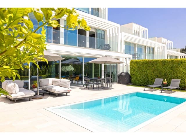 5 soverom Kjedet enebolig til salgs i Sotogrande, San Roque med svømmebasseng garasje - € 1 450 000 (Ref: 9996559)