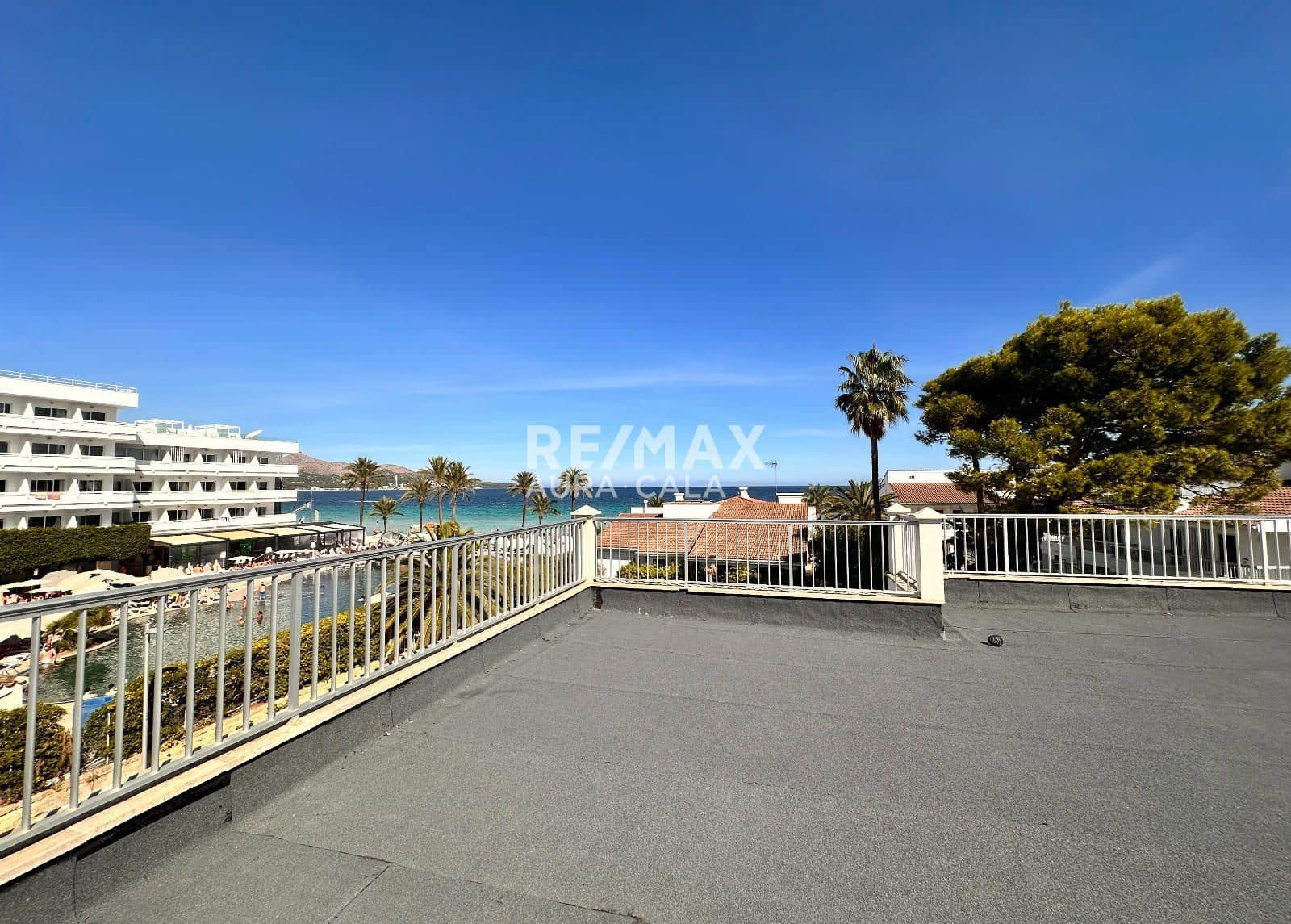 3 bedroom Flat for sale in Platja d'Alcudia with garage - € 670,000 (Ref: 10125223)