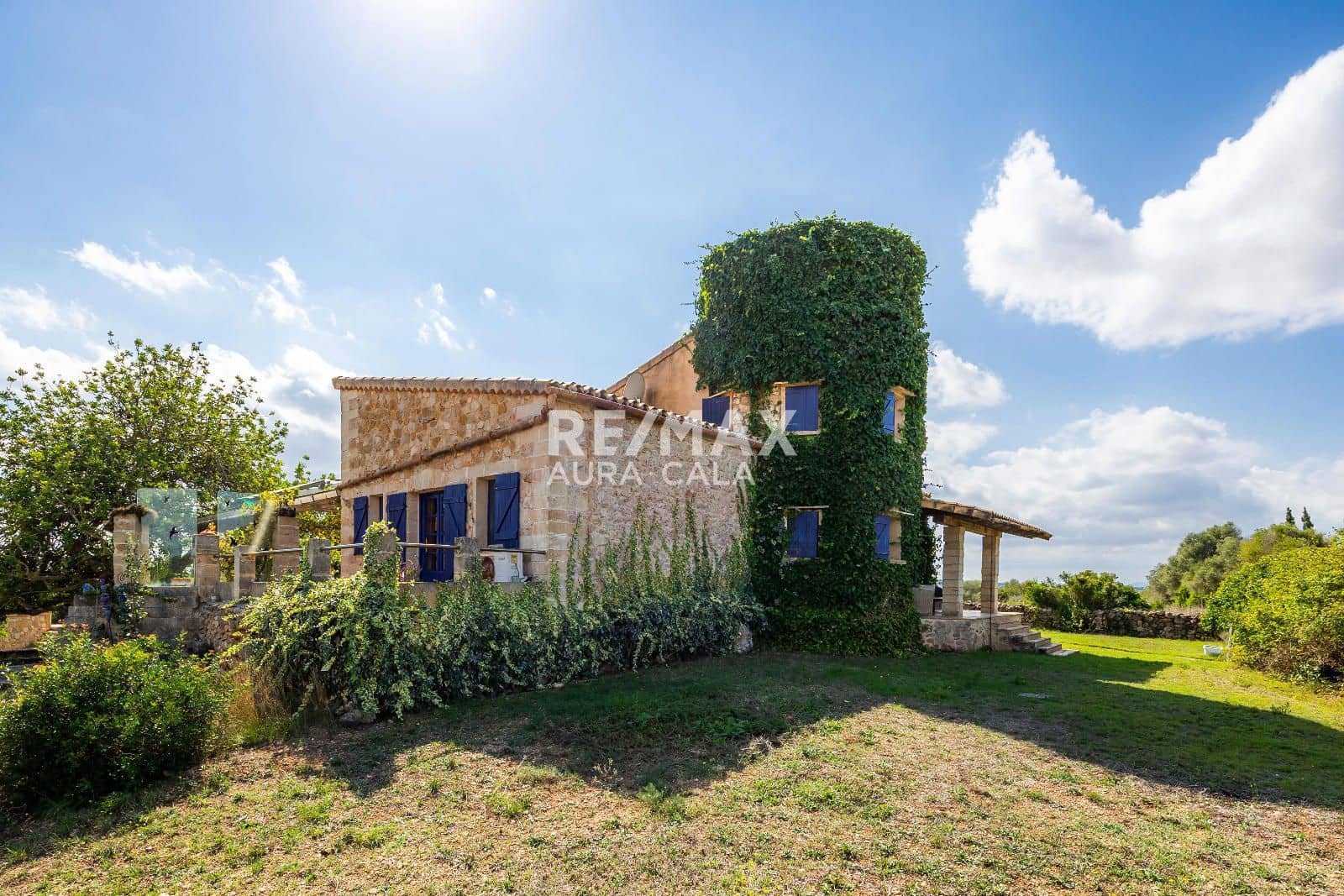 4 bedroom Villa for sale in Sant Llorenc des Cardassar with pool - € 1,849,000 (Ref: 9456556)