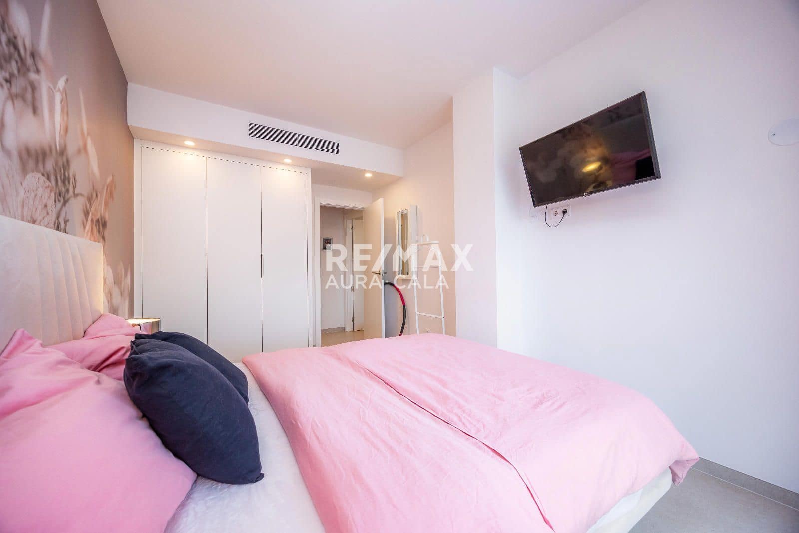 3 bedroom Flat for sale in Cala Bona with garage - € 429,000 (Ref: 9550308)