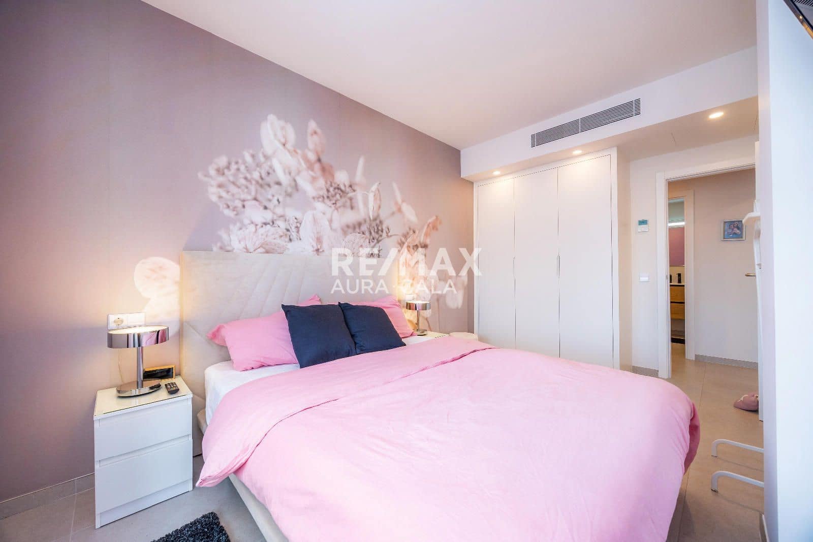 3 bedroom Flat for sale in Cala Bona with garage - € 429,000 (Ref: 9550308)