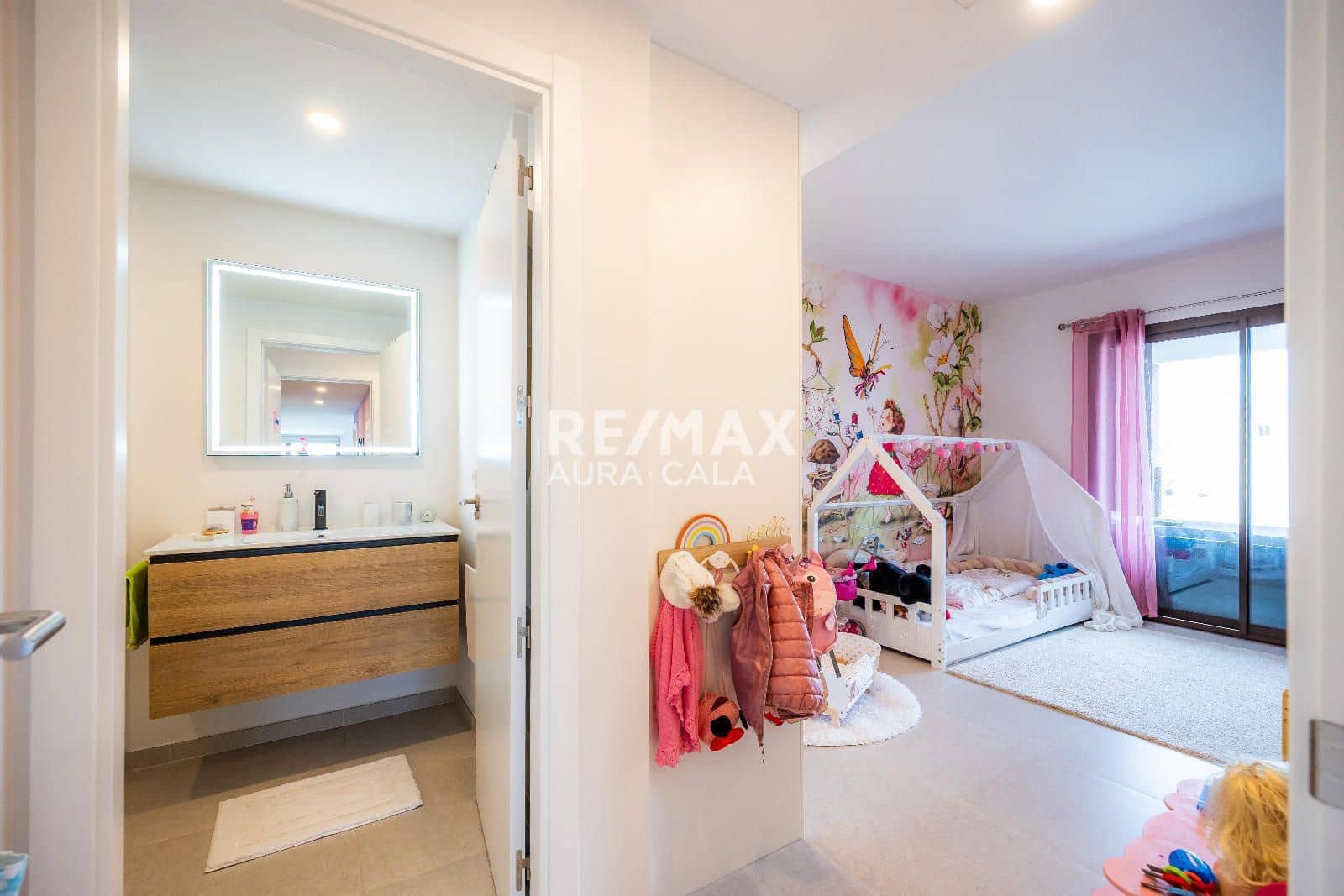 3 bedroom Flat for sale in Cala Bona with garage - € 429,000 (Ref: 9550308)