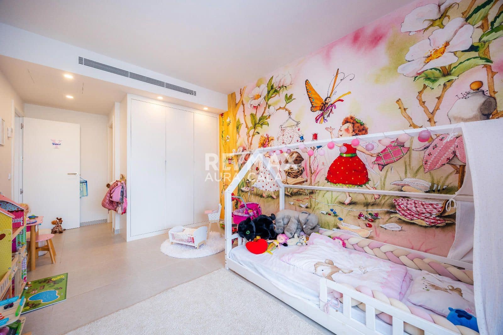 3 bedroom Flat for sale in Cala Bona with garage - € 429,000 (Ref: 9550308)