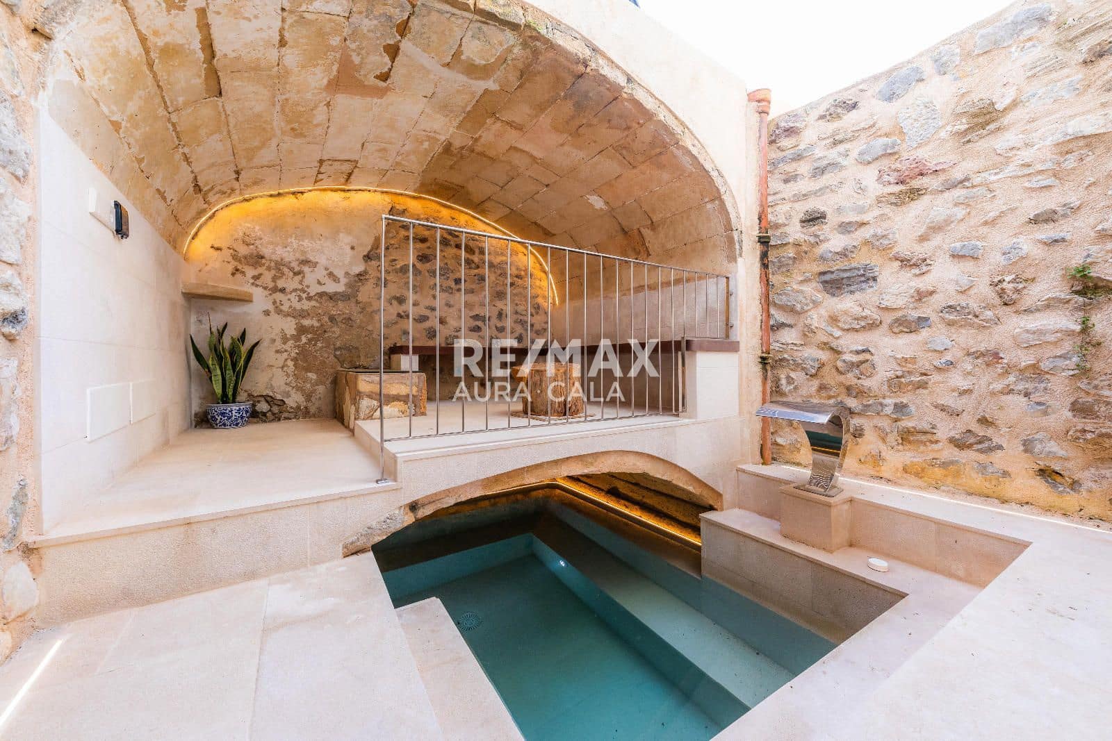 6 soveværelse Byhus til salg i Arta med swimmingpool - € 1.520.000 (Ref: 9714224)