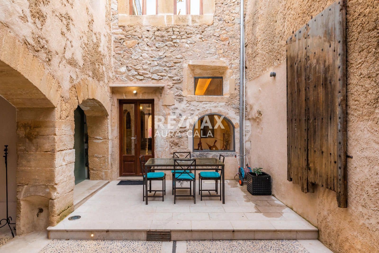 6 soveværelse Byhus til salg i Arta med swimmingpool - € 1.520.000 (Ref: 9714224)