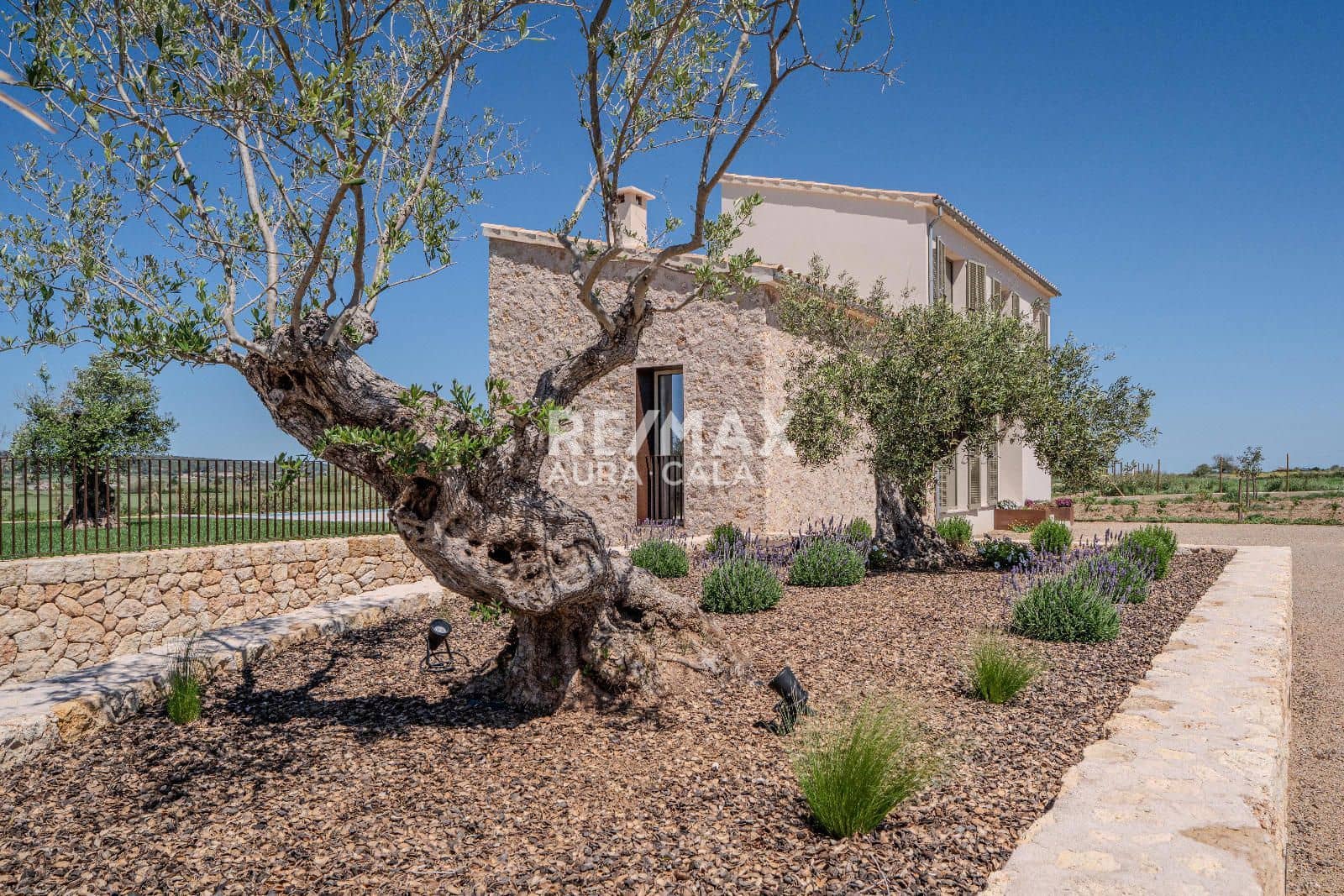 4 bedroom Villa for sale in Sineu with pool garage - € 2,400,000 (Ref: 9783905)