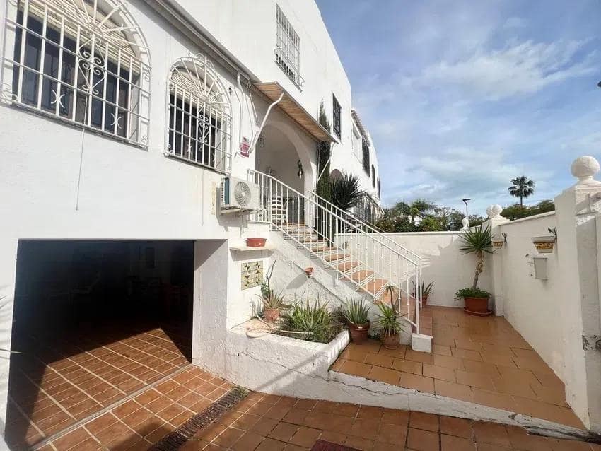 4 bedroom Semi-detached Villa for sale in Torremolinos with garage - € 589,000 (Ref: 10019281)