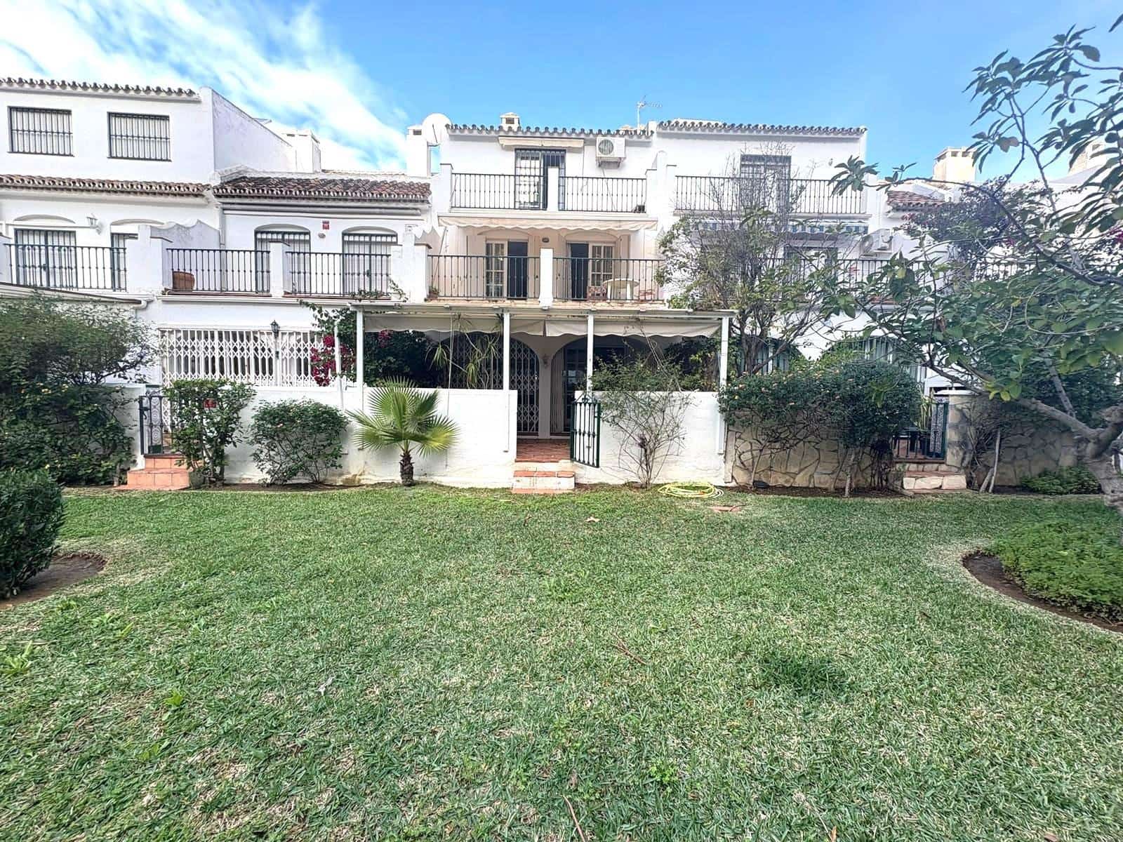 5 slaapkamer Rijtjeshuis te koop in Fuengirola met zwembad - € 470.000 (Ref: 10019282)
