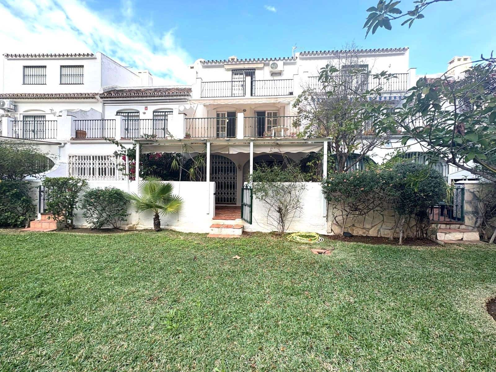 5 slaapkamer Rijtjeshuis te koop in Fuengirola met zwembad - € 470.000 (Ref: 10019282)