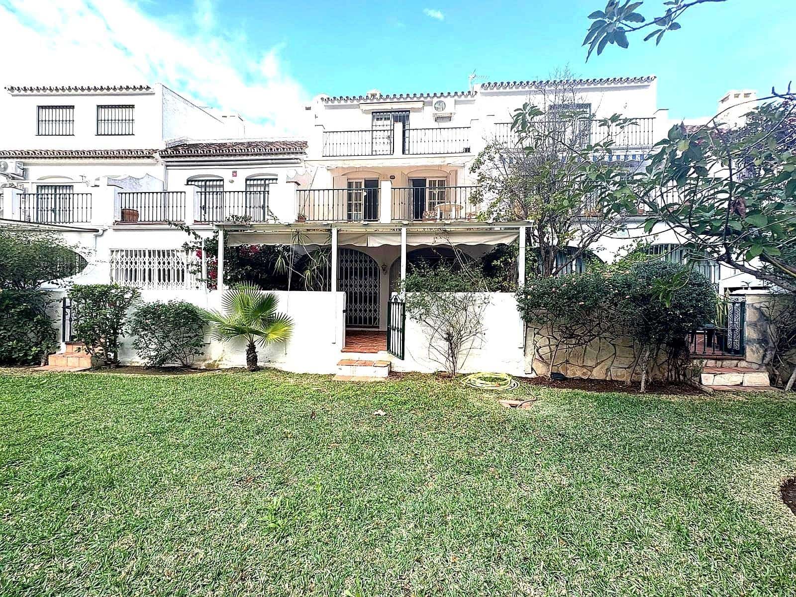 5 slaapkamer Rijtjeshuis te koop in Fuengirola met zwembad - € 470.000 (Ref: 10019282)