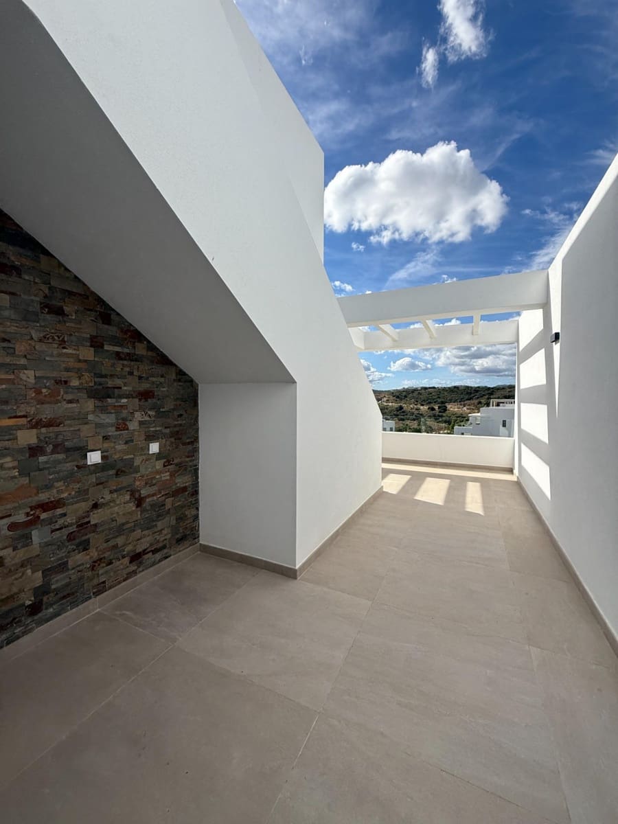 3 bedroom Penthouse for sale in Estepona with pool - € 1,100,000 (Ref: 10019285)