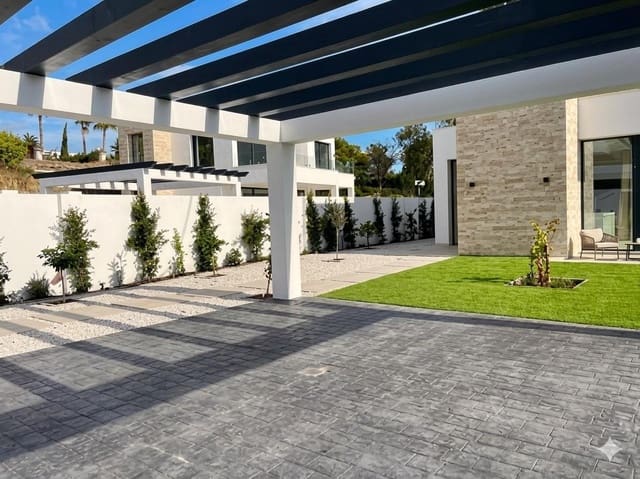 6 bedroom Villa for sale in Atalaya-Isdabe, Estepona with pool garage - € 1,900,000 (Ref: 10019290)