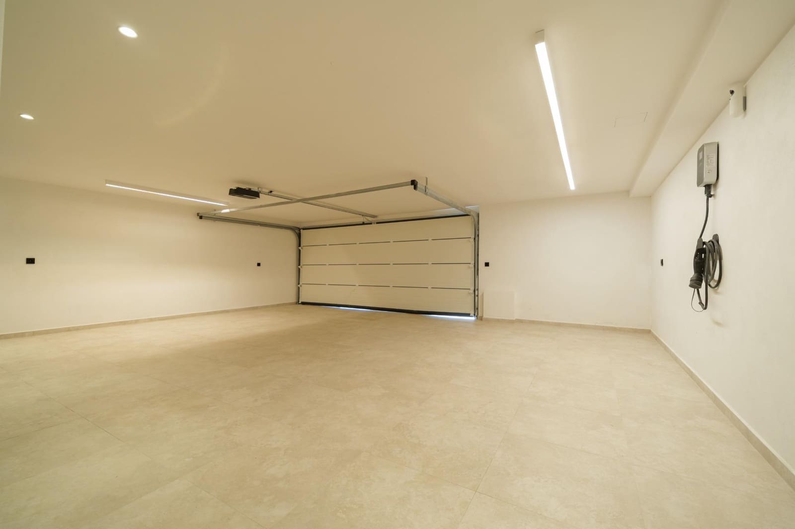 4 bedroom Villa for sale in Marbella with pool garage - € 3,750,000 (Ref: 10019305)