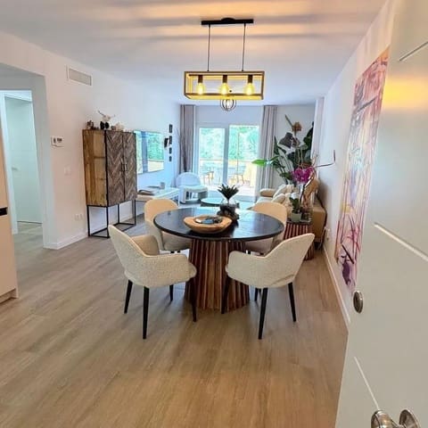 2 makuuhuone Kattohuoneisto myytävänä paikassa La Reserva, Marbella mukana uima-altaan 
autotalli - 450 000 € (Ref: 10019319)