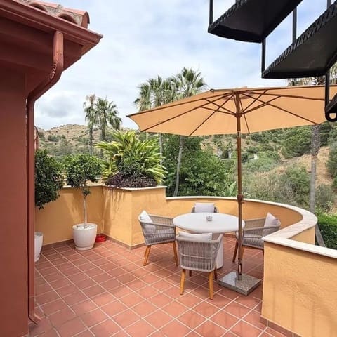 2 makuuhuone Kattohuoneisto myytävänä paikassa La Reserva, Marbella mukana uima-altaan 
autotalli - 450 000 € (Ref: 10019319)