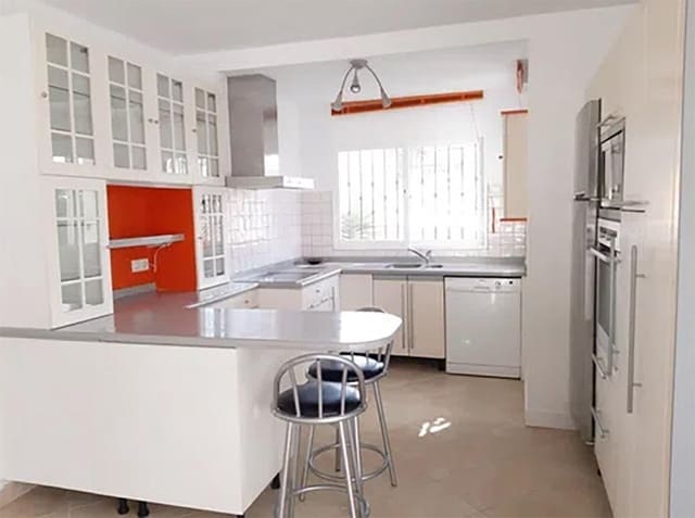 3 slaapkamer Villa te koop in Nueva Andalucia, Marbella met zwembad garage - € 950.000 (Ref: 10024212)