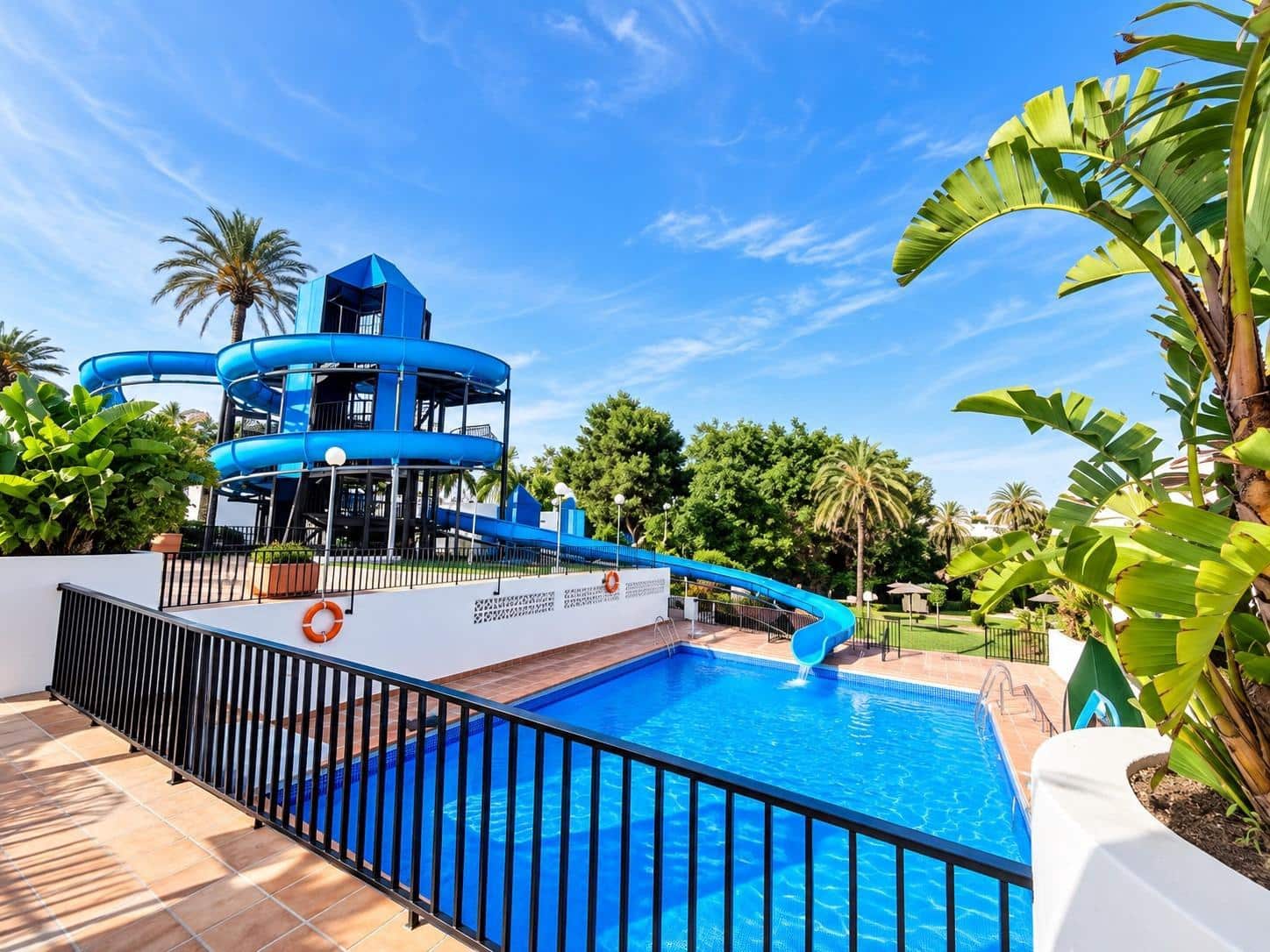 1 bedroom Apartment for sale in Benalmadena with pool - € 290,000 (Ref: 10068000)