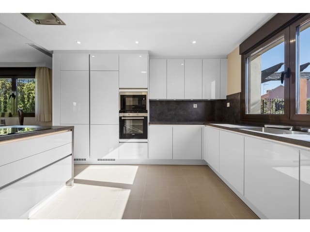 3 sypialnia Willa na sprzedaż w Estepona - 756 412 € (Ref: 7037571)