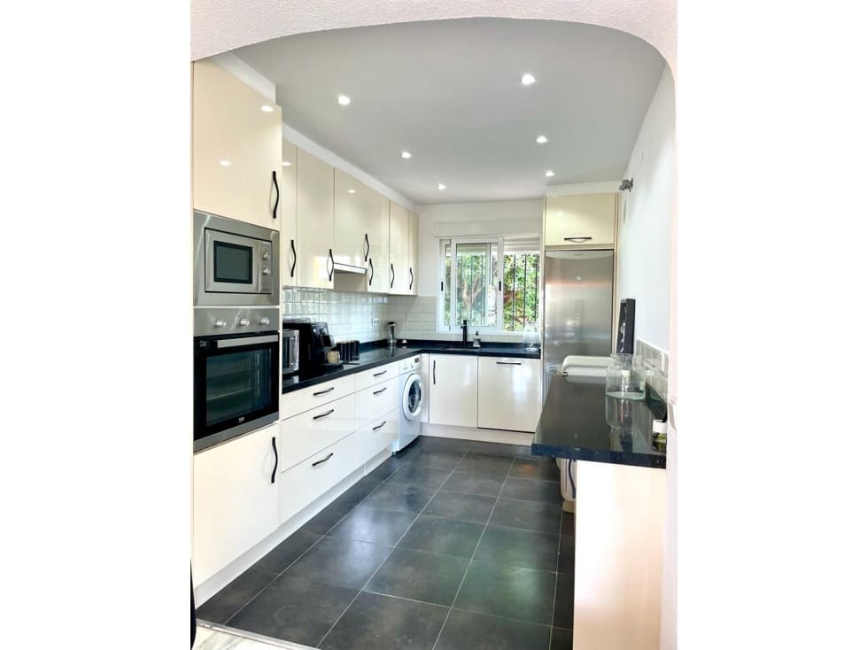 4 soveværelse Rækkehus til salg i Manilva med swimmingpool - € 394.990 (Ref: 7798973)