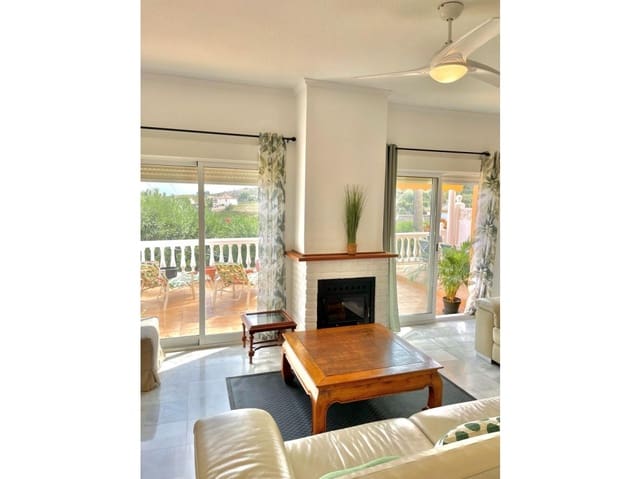 4 makuuhuone Rivitalo myytävänä paikassa Manilva Pueblo, Manilva mukana uima-altaan - 394 990 € (Ref: 7798973)