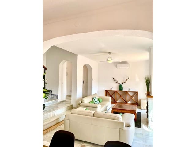 4 makuuhuone Rivitalo myytävänä paikassa Manilva Pueblo, Manilva mukana uima-altaan - 394 990 € (Ref: 7798973)