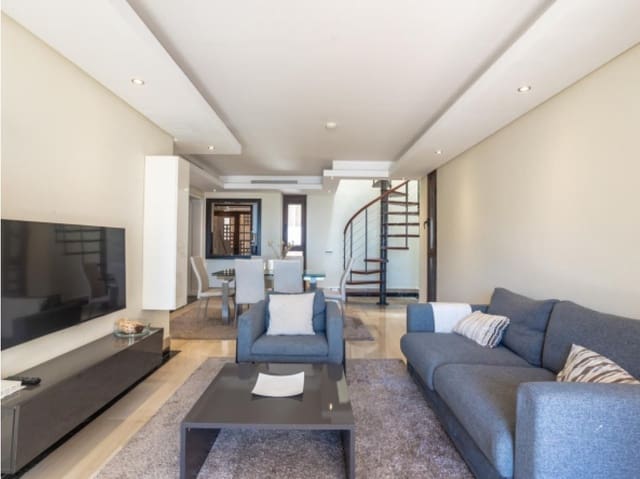 2 soveværelse Penthouse til salg i Zona de Punta Plata, Estepona med swimmingpool - € 630.000 (Ref: 8829272)