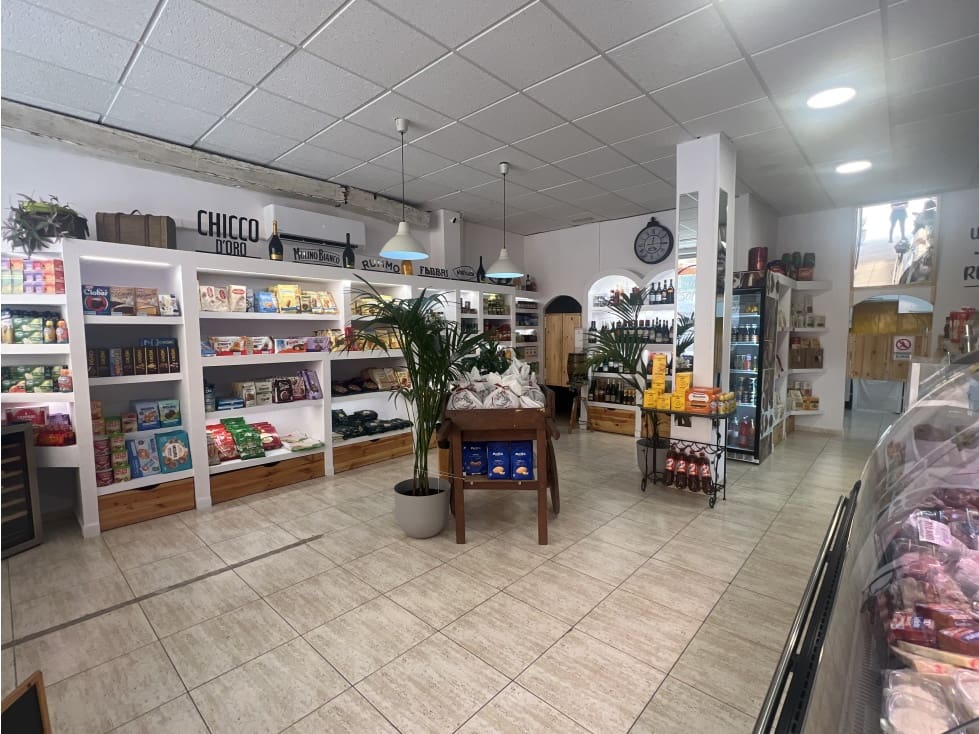 Commercial for rent in Corralejo - € 1,800 (Ref: 9151595)
