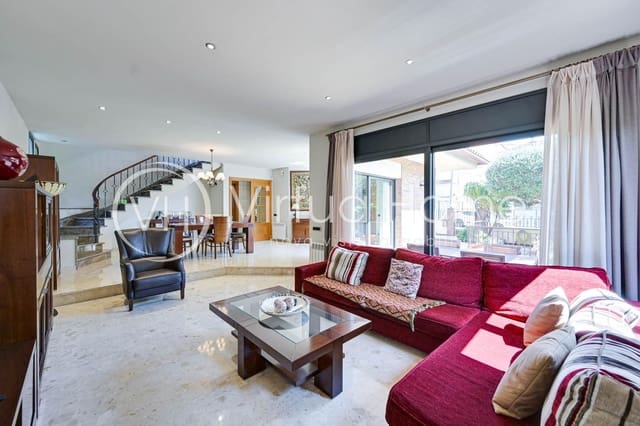 5 bedroom Villa for sale in Pineda de Mar with garage - € 520,000 (Ref: 9062523)