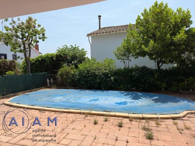 3 bedroom Villa for sale in Pineda de Mar with pool - € 290,000 (Ref: 9068883)