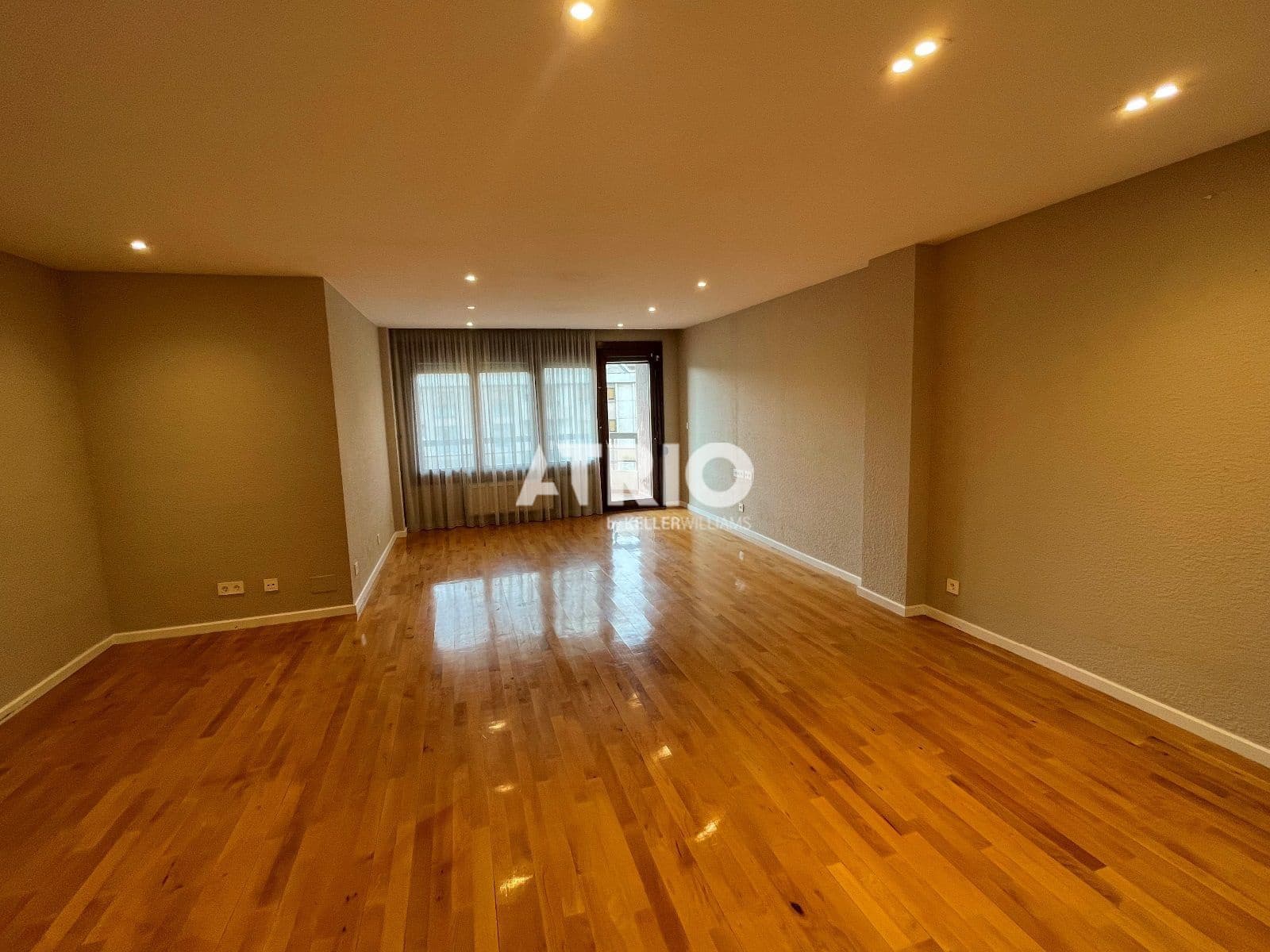 Appartement de 4 chambres à louer à Burgos ville avec garage - 1 300 € (Ref: 10002494)