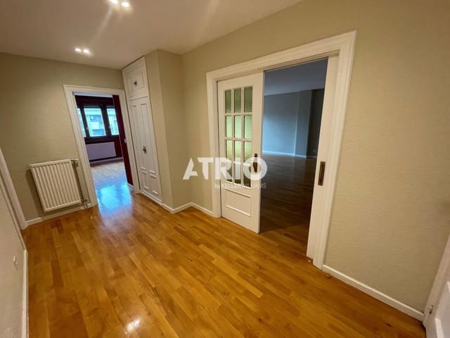 4 makuuhuone Asunto vuokrattavana paikassa Burgos kaupunki - 1 300 € (Ref: 10002494)