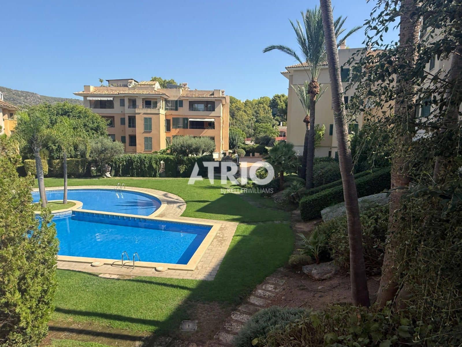 3 bedroom Flat for sale in Bendinat with pool garage - € 895,000 (Ref: 10048012)