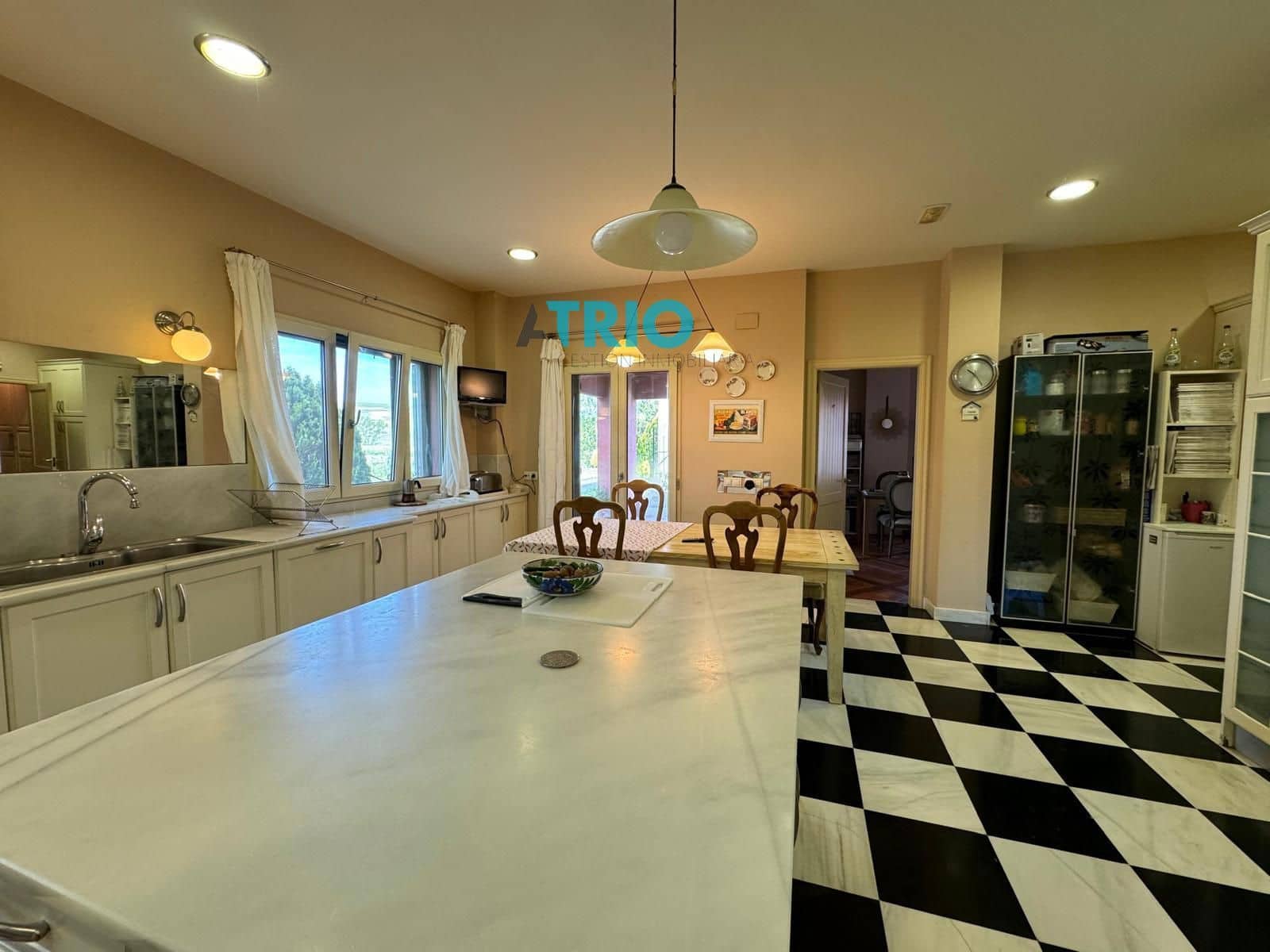 8 bedroom Villa for sale in Villanueva de Argano with pool garage - € 650,000 (Ref: 8349713)