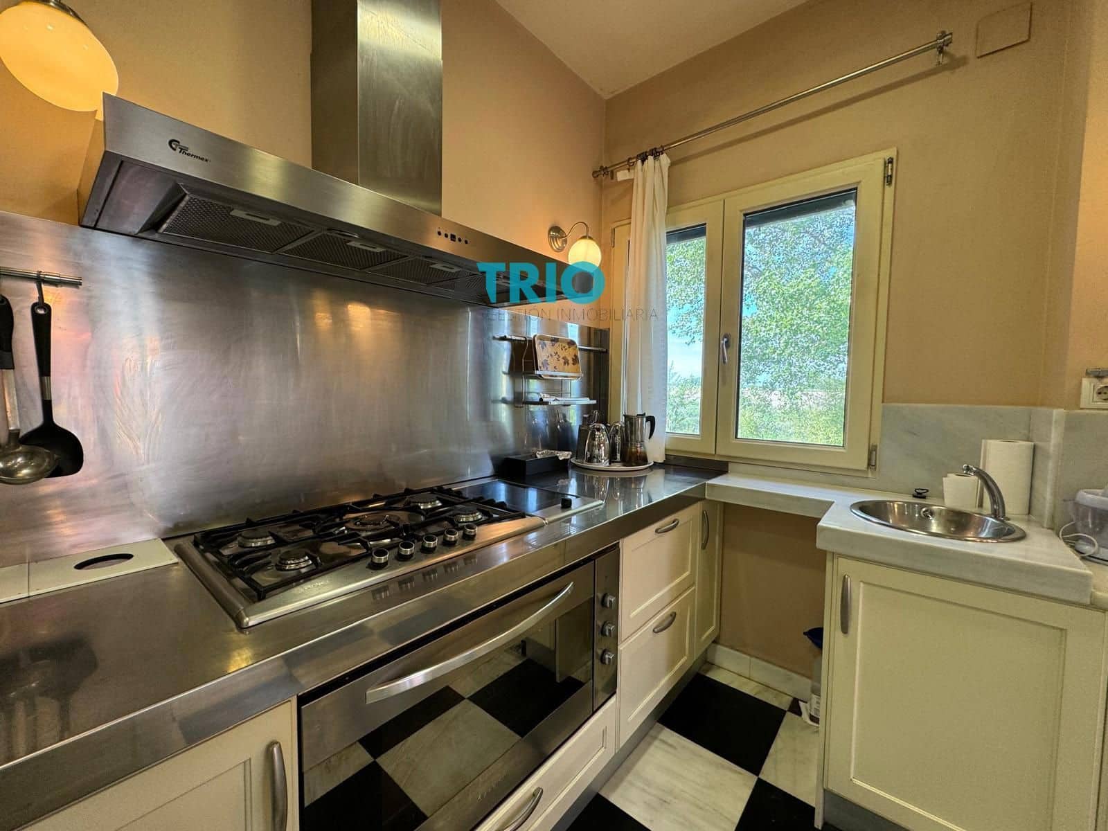 8 bedroom Villa for sale in Villanueva de Argano with pool garage - € 650,000 (Ref: 8349713)