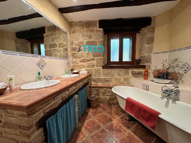 5 soveværelse Villa til salg i Aguilar de Campoo med garage - € 390.000 (Ref: 8371653)