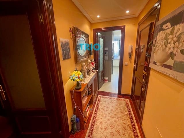 4 bedroom Flat for sale in Burgos city with garage - € 270,000 (Ref: 8835146)