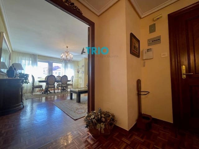 4 bedroom Flat for sale in Burgos city with garage - € 320,000 (Ref: 9240942)