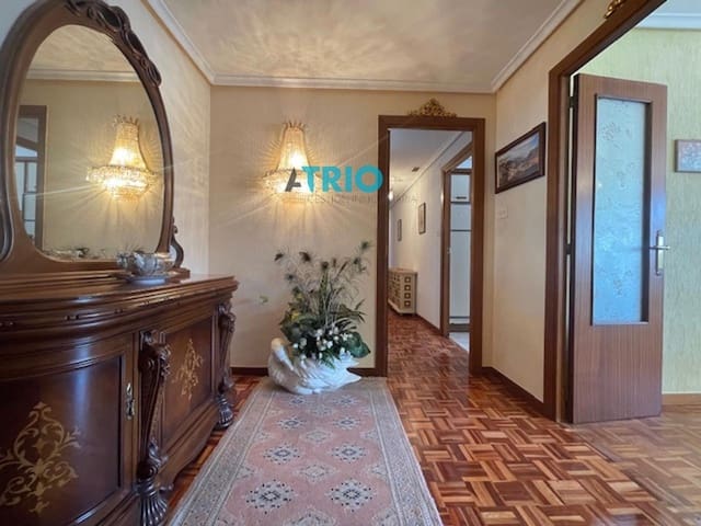 4 bedroom Flat for sale in Burgos city with garage - € 320,000 (Ref: 9240942)