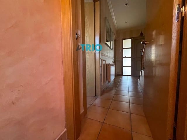 4 bedroom Townhouse for sale in Burgos city with garage - € 265,000 (Ref: 9315257)