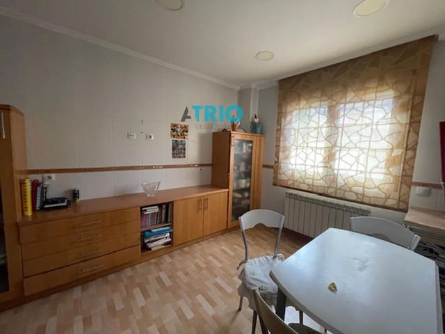 4 bedroom Townhouse for sale in Burgos city with garage - € 265,000 (Ref: 9315257)