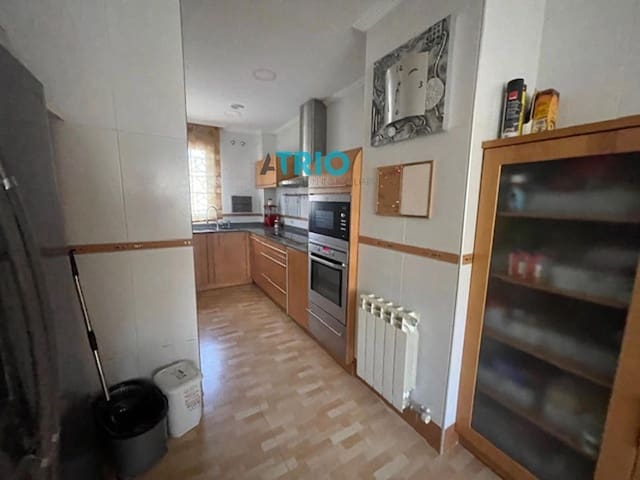 4 bedroom Townhouse for sale in Burgos city with garage - € 265,000 (Ref: 9315257)