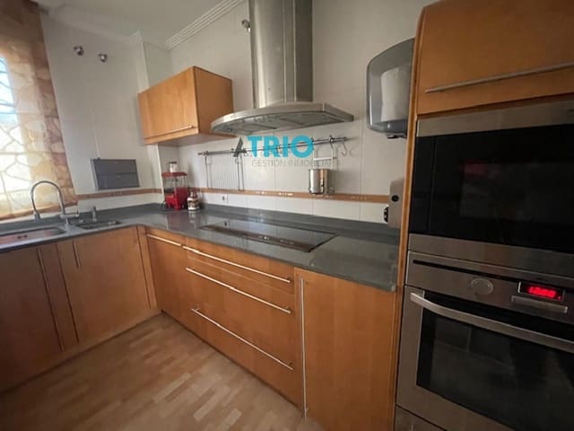 4 bedroom Townhouse for sale in Burgos city with garage - € 265,000 (Ref: 9315257)