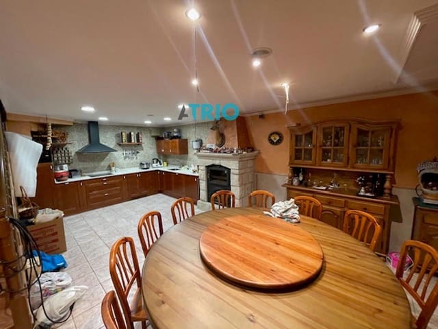 4 bedroom Townhouse for sale in Burgos city with garage - € 265,000 (Ref: 9315257)