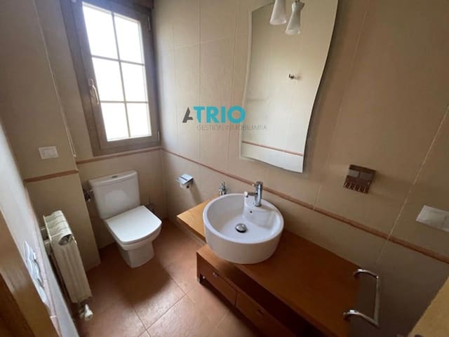 4 bedroom Townhouse for sale in Burgos city with garage - € 265,000 (Ref: 9315257)