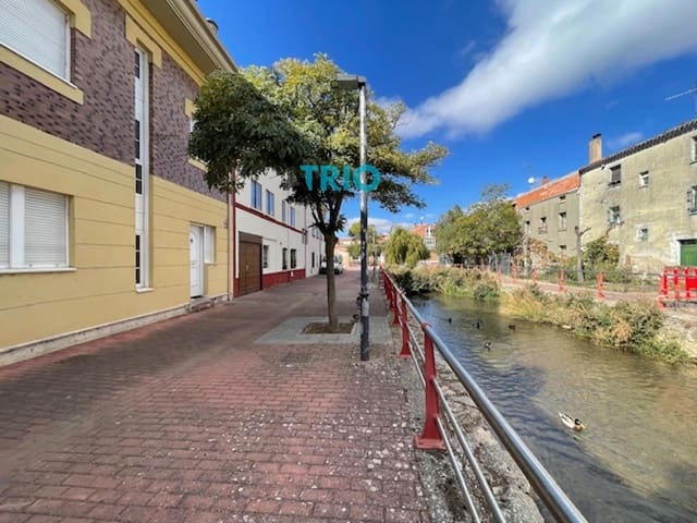 4 bedroom Townhouse for sale in Burgos city with garage - € 265,000 (Ref: 9315257)